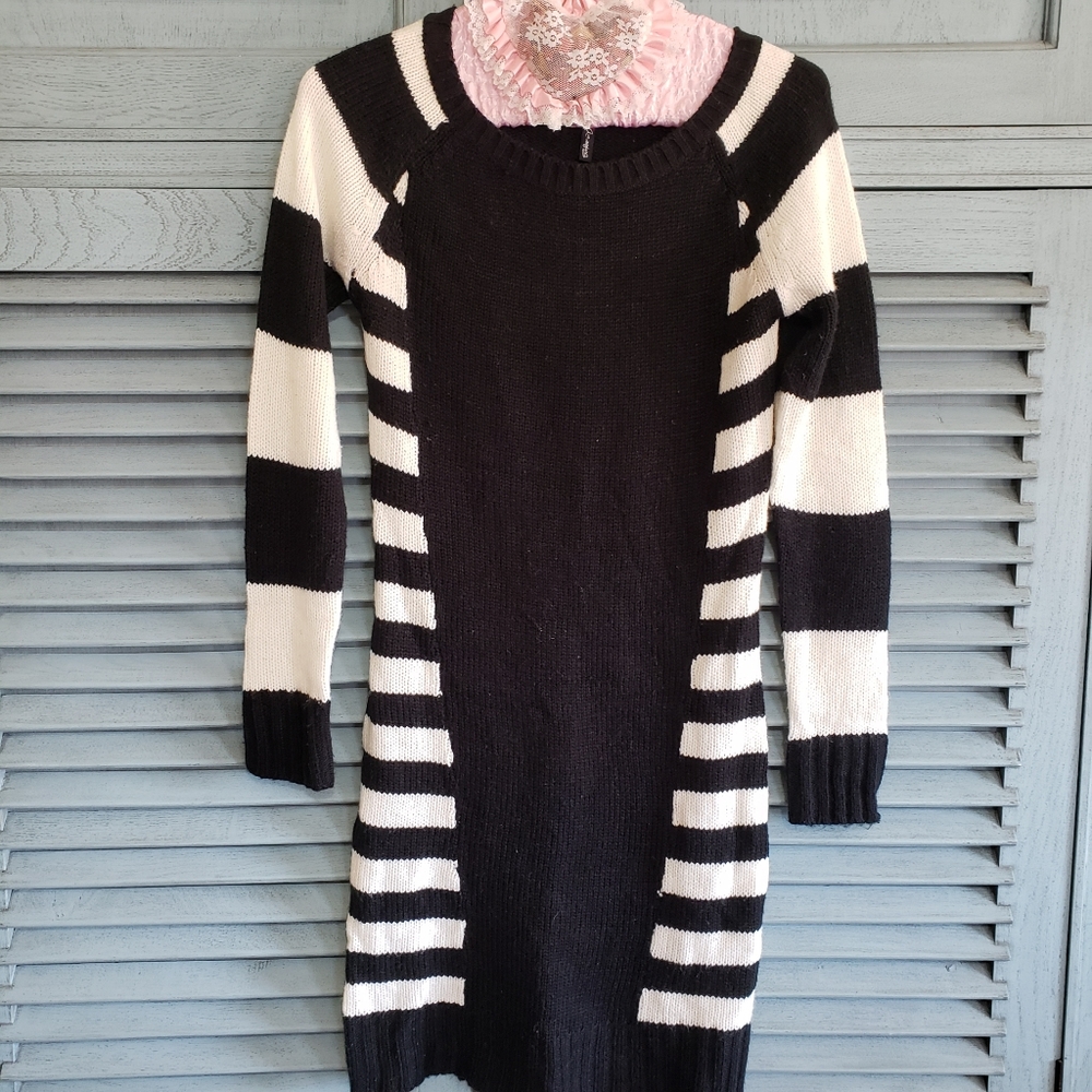 🖤Made For Me To Look Amazing Junior's sweater dress Lg, blk & white stripes🖤